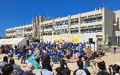 須恵中学校吹奏楽部と精華女子高校吹奏楽部OBによる演奏