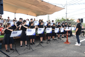 須恵高等学校吹奏楽部の演奏の様子