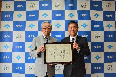 株式会社岩田産業グループホールディングス 岩田 陽男様(左)と平松町長(右)