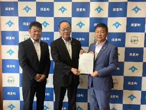 平松町長(右)へ意見書を提出する 吉松監査委員(中央)と川口監査委員(左)