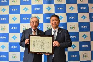 株式会社岩田産業グループホールディングス 会長岩田 陽男さま(左)と平松町長(右)