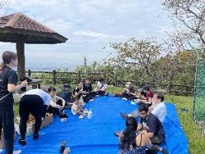 丘城展望台での昼食の様子