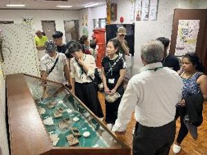 歴史民俗資料館を見学している様子