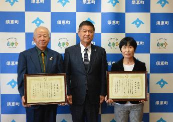 平松町長(中央)と今泉さん(左)、竹田さん(右)