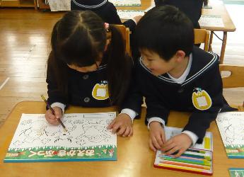 色塗りを楽しむ園児たち