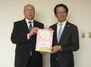 猪股教育長(左)と 須恵町子ども・子育て会議 長澤会長(右)