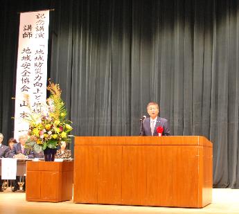 式典であいさつをする平松町長