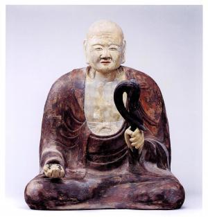 赤褐色の衣装を身につけ座禅する珍しい伝教大師の像の写真