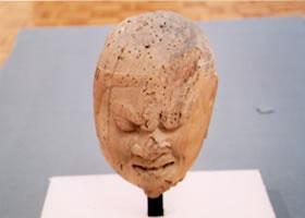 忿怒の形相をした頭部だけが飾られている仁王像(吽形)の写真