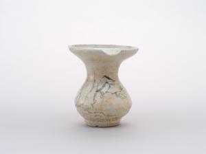 全体が白い仏花器の表面の写真