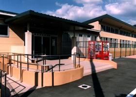 卓球場の入り口から外観全体を写した写真