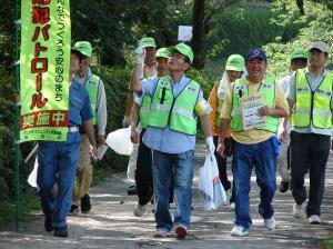 パトロールベストを着用し、防犯パトロールと書かれたのぼり旗やビニール服を持った委員会の方々がパトロールをしている写真