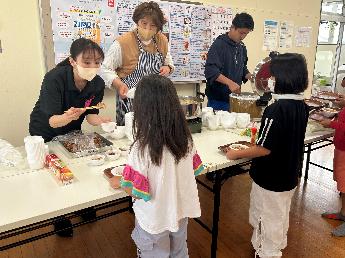 朝ごはんを取りに並ぶ子どもたち