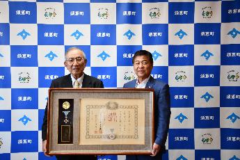 吉川 容さん（左）と平松町長（右）