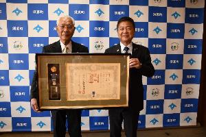 受章された百田さん（左）と平松町長（右）