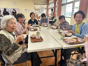 朝ごはんを楽しむ地域の皆さん