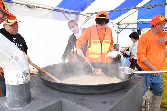 毎年大好評の大釜で作るイノシシ汁試飲会