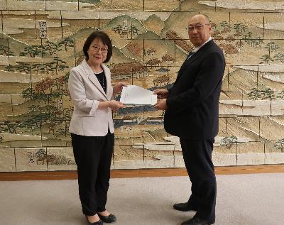 社会教育委員会 高月代表（左）と猪股教育長（右）