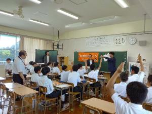 積極的に受講する生徒たち