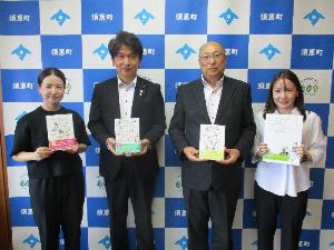 寄贈していただいた皆さんと記念写真