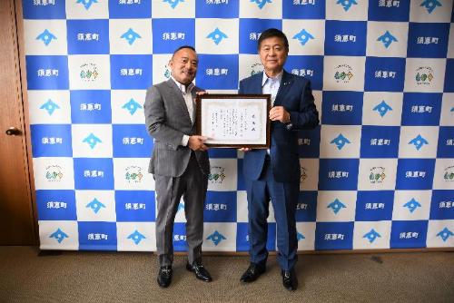 アルバクリエイト株式会社 代表取締役 春山 一孝さま（左）と平松町長（右）