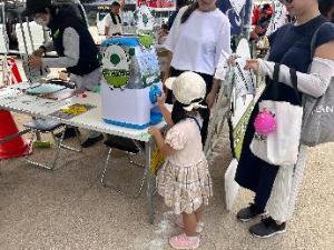 ブースを楽しむ子ども