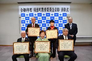 受賞された皆さんと猪股教育長（右上）