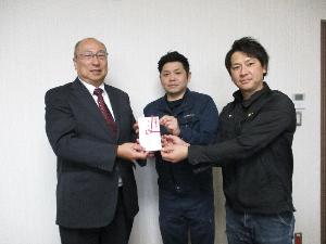 猪股教育長（左）と須恵町商工会青年部の皆さん
