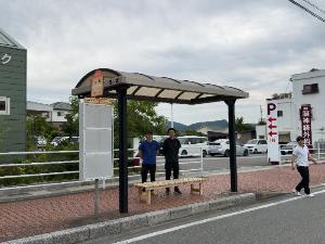 ベンチを寄付した安河内建設株式会社の皆さん