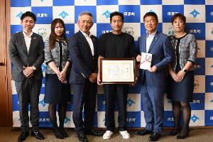 感謝状を受け取った 株式会社三友金属 社長 遠山 貴広さま（中央）、 株式会社三友金属の皆さん、 佐賀銀行二日市支店の皆さん、平松町長（中央右）