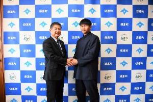 平松町長（左）と前田選手（右）