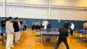 須恵中学校卓球部による お手本を真剣に見つめる参加者