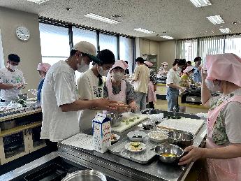 調理をする様子