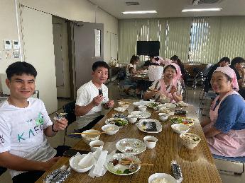 食事を楽しむ皆さん