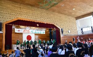 餅まきの様子