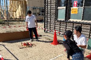 ゲームに挑戦する子ども