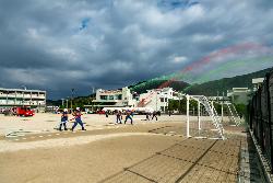 空に舞い上がるカラー放水