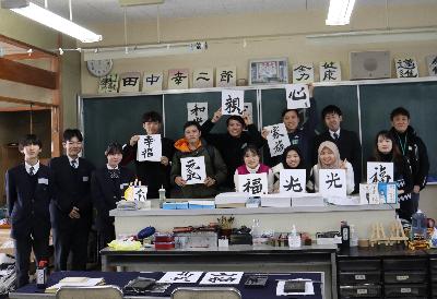 好きな漢字を書いた色紙を手に笑顔の参加者たち