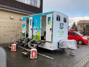 被災地で設置されたトイレトレーラー