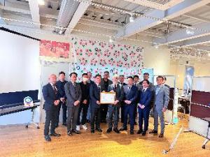 アンビシャス応援団メンバーと 平松町長（中央）