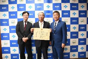九州管区行政評価局総務行政相談部長 長澤 武儀氏（左）、平嶋氏（中央）、平松町長（右）