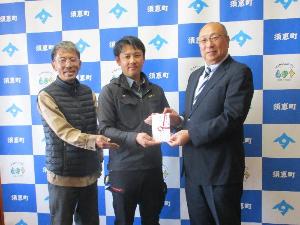 須恵町商工会青年部の皆さんと猪股教育長（右）