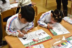表紙にぬり絵をする園児たち