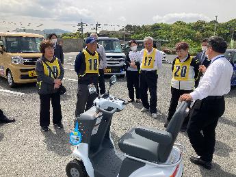 サポートカー展示見学の様子
