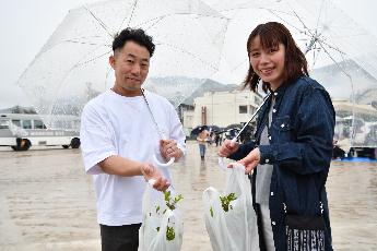 先頭に並び、つつじの苗を受け取ったお二人