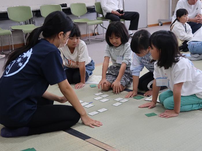 競技かるたにチャレンジする様子