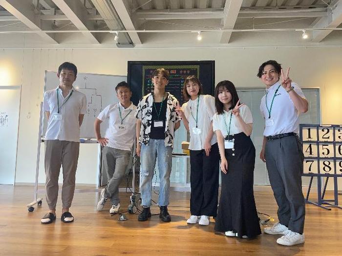 参加者（さんかしゃ）全員（ぜんいん）での記念撮影（きねんさつえい）