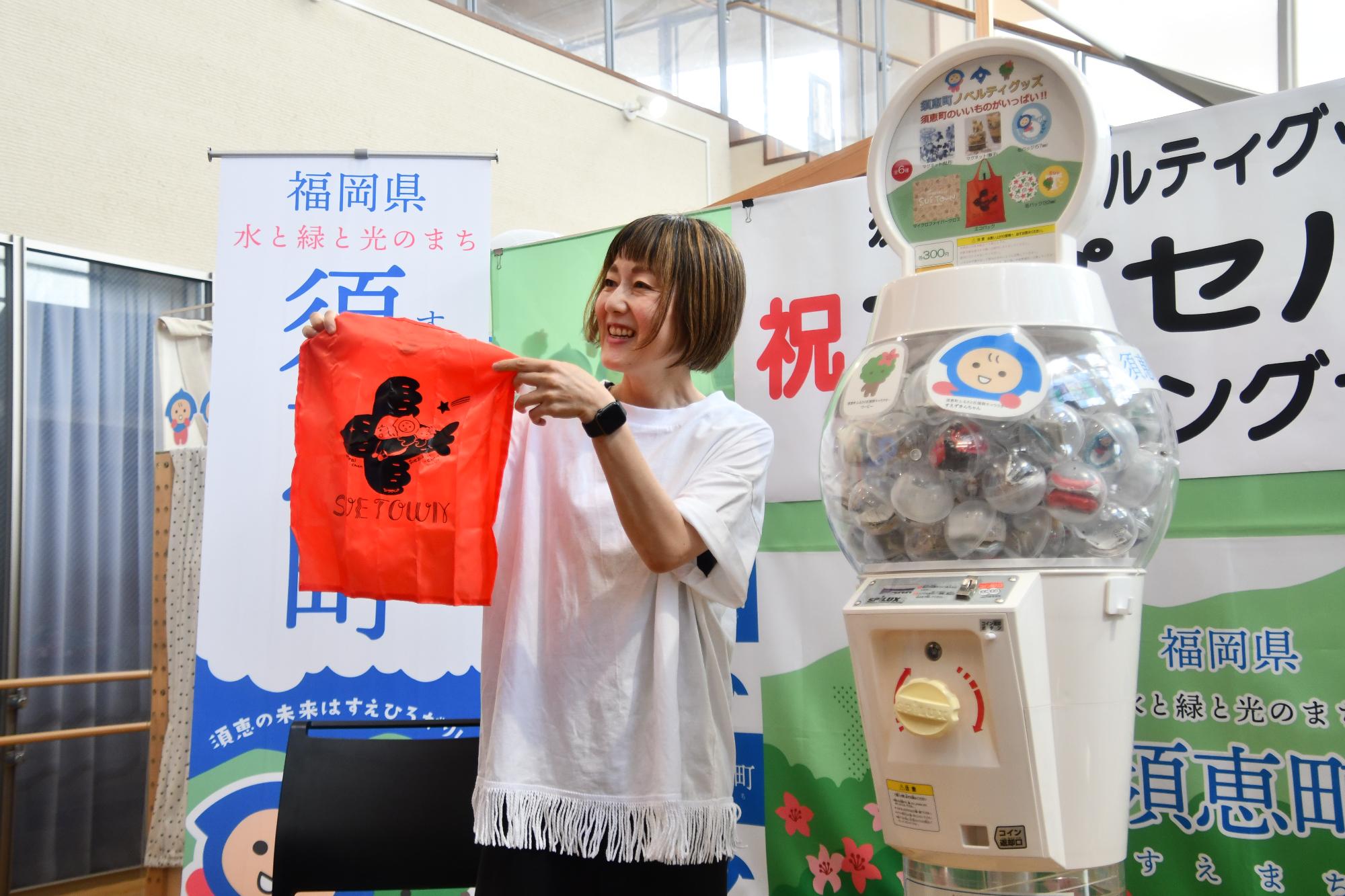 ノベルティグッズを披露する田原ウーコ氏