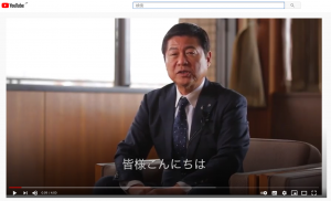 町長が椅子に座り「町長の想い」というタイトルの動画配信をしている写真