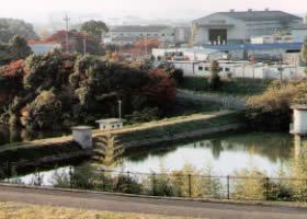 近くには住宅街が広がっており、柵に囲まれた溜池には水が溜まっている男鳥溜池の写真